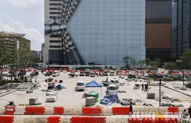 새로운 광화문광장 개장을 앞둔 26일 막바지 공사가 한창이다.