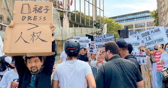 지난 23일 프랑스 파리에서 열린 디올의 중국 문화 표절 항의 시위. 사진 맨 왼쪽 시위자는 '치마가 인권보다 중요하냐'며 맞불 항의 시위를 펼쳤다. 홍콩 명보 캡처