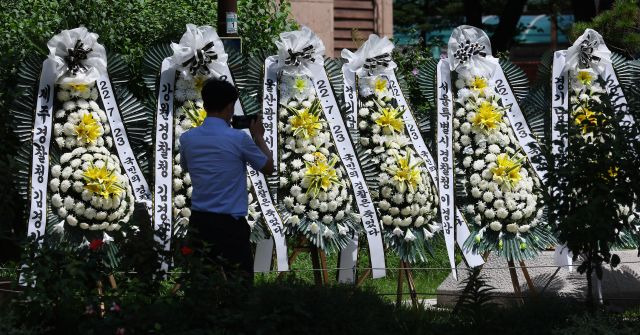 행안부의 경찰국 신설을 둘러싼 경찰 내부 반발이 확산하고 있는 25일 오전 서울 서대문구 경찰청 인근에 경찰국 신설을 반대하는 근조 화환이 세워져 있다. 연합뉴스