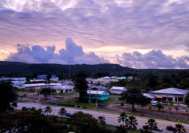 사이판 서쪽에서 본, 산에 가려진 일출 무렵 풍경. 서쪽 해안 비치로드 조깅을 시작하는 때이다.