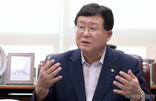 더불어민주당 당 대표 예비후보인 5선 중진 설훈(69·경기 부천시을) 의원이 지난 25일 서울 여의도 국회의원회관에서 헤럴드경제와 인터뷰하고 있다. [사진=이상섭 기자]