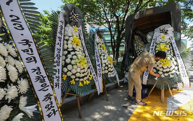 [서울=뉴시스] 권창회 기자 = 행정안전부의 경찰국 신설 관련 경찰들의 반발이 확산하고 있는 지난 25일 오전 서울 서대문구 경찰청 인근에 경찰국 신설 관련 근조화환이 설치되고 있다. 2022.07.25. kch0523@newsis.com