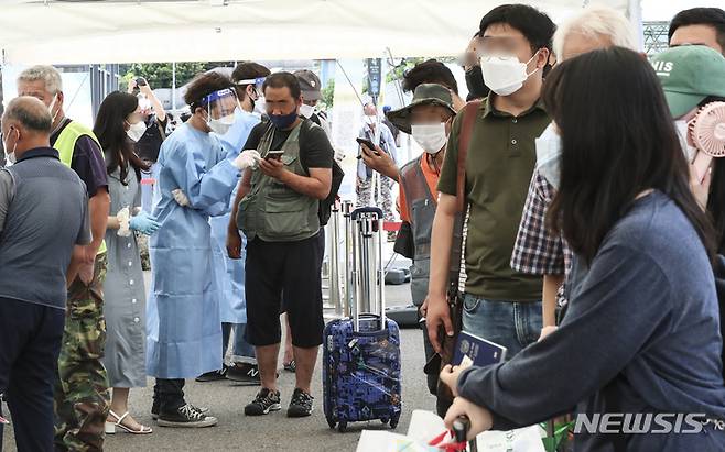 [서울=뉴시스] 김근수 기자 = 서울역 임시선별검사소 재개장 첫 날인 25일 오후 시민들이 코로나19 검사를 받기 위해 대기하고 있다. 2022.07.25. ks@newsis.com