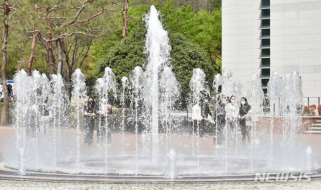 [경산=뉴시스] 이무열 기자 = 대구가톨릭대학교 경산캠퍼스 중앙도서관 앞 바닥분수에서 시원한 물줄기가 솟아오르고 있다. 사진은 기사와 관계 없음. 2022.04.12.