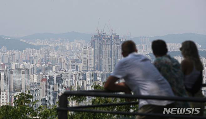 [서울=뉴시스] 권창회 기자 = 사진은 21일 오후 서울 용산구 남산타워에서 바라본 서울 시내 주택가 모습. 2022.06.21. kch0523@newsis.com