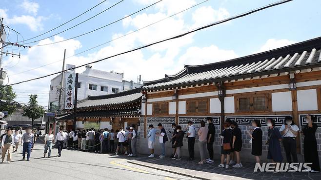 [서울=뉴시스] 조수정 기자 = 중복을 하루 앞둔 25일 서울 종로구 유명 삼계탕 음식점 앞이 문전성시를 이루고 있다. 2022.07.25. chocrystal@newsis.com