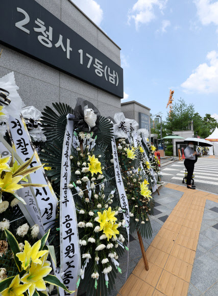 근조 화환 놓인 행정안전부 앞 - 행정안전부 내 경찰국 신설을 위한 ‘행정안전부와 그 소속기관 직제 일부개정령안’이 국무회의를 통과한 26일 정부세종청사 행정안전부 앞에 경찰국 신설 반대 메시지가 적힌 근조 화환들이 놓여 있다. 2022.7.26 연합뉴스