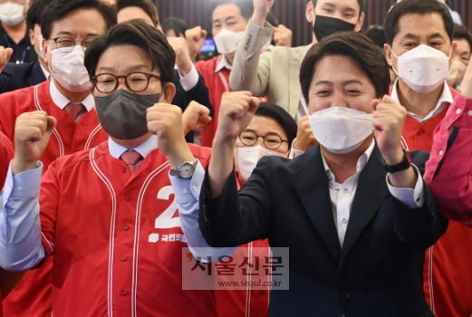 1일 서울 여의도 국회도서관에 마련된 ‘국민의힘 제8회 지방선거 개표상황실’에서 이준석 상임선대위원장과 권성동 공동선대위원장 등 참석자들이 출구조사 결과를 보며 환호하고 있다. 2022. 6. 1 김명국 기자