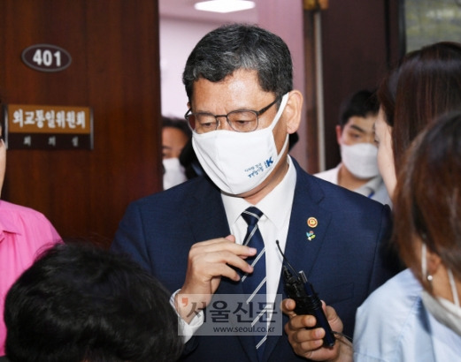 김연철 통일부 장관이 16일 오후 국회 외교통일위원회 전체회의에서 답변 도중 개성공단 연락사무소 폭파소식을 듣고 통일부로 향하고 있다. 2020.6.16김명국 선임기자 daunso@seoul.co.kr