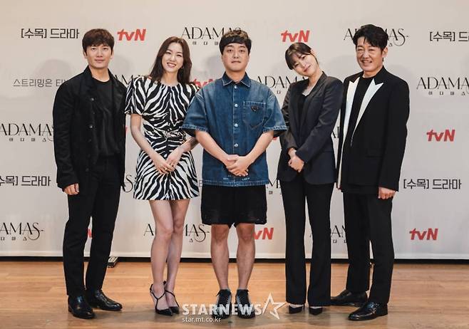 배우 지성, 서지혜, 박승우 감독, 배우 이수경, 허성태가 26일 오후 온라인 생중계로 진행된 tvN 새 드라마 '아다마스' 제작발표회에 참석해 포즈를 취하고 있다.  계부를 죽인 친부의 누명을 벗기기 위해 진범을 찾는 형, 그리고 살해 증거인 '아다마스'를 찾는 동생. 둘이자 하나인, 쌍둥이 형제의 진실 추적기 '아마다스'는 27일 첫 방송된다. /사진제공=tvN 2022.07.26 /사진=이동훈 기자 photoguy@