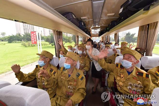 북한 전쟁노병들, 제8차 전국노병대회 참가차 평양도착 (평양 조선중앙통신=연합뉴스) 북한이 정전협정 체결 69주년(7.27)을 맞아 개최될 제8차 전국노병대회에 참가할 노병들이 25일 평양에 도착했다고 조선중앙통신이 26일 보도했다. 2022.7.26 
    [국내에서만 사용가능. 재배포 금지. For Use Only in the Republic of Korea. No Redistribution] 
 nkphoto@yna.co.kr