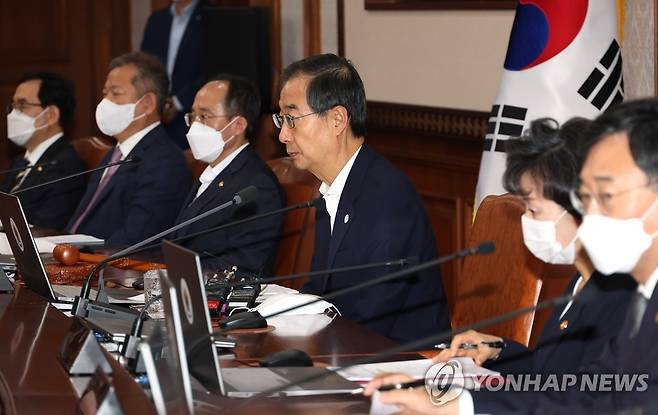 국무회의 주재하는 한덕수 총리 (서울=연합뉴스) 김승두 기자 = 한덕수 국무총리가 26일 오전 정부서울청사에서 행정안전부 내 경찰국 신설을 위한 시행령 개정안이 상정되는 국무회의를 주재하고 있다. 2022.7.26 kimsdoo@yna.co.kr