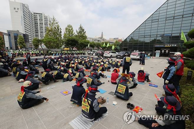 한전 광주전남본부서 점거 농성 중인 배전 노동자 (광주=연합뉴스) 차지욱 기자 = 26일 오전 광주 북구 오치동에 있는 한국전력공사 광주전남지역본부 본관 1층 현관과 마당 등에서 광주·전남 배전 노동자들이 불법 하도급 근절을 요구하며 농성하고 있다. uk@yna.co.kr