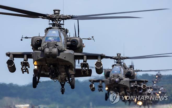 호버링하는 AH-64E 아파치 가디언 공격헬기 (이천=연합뉴스) 지난 25일 오후 경기도 이천 육군항공사령부에서 열린 대규모 항공작전 훈련에서 AH-64E 아파치 가디언 공격헬기가 이륙해 호버링하고 있다. 2022.7.26 [사진공동취재단] photo@yna.co.kr