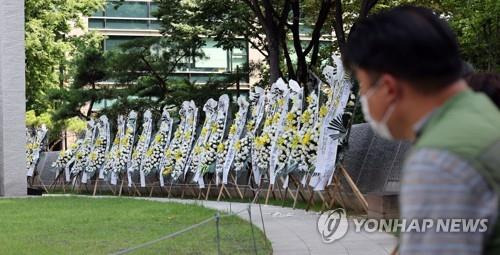 경찰청 앞 근조 화환 행렬 (서울=연합뉴스) 김인철 기자 = 26일 서울 서대문구 경찰청 맞은편 경찰기념공원에 경찰국 신설을 반대하는 근조 화환이 놓여있다.
    이날 정부서울청사에서 열린 국무회의에서는 행안부 경찰국 신설 시행령안이 의결됐다. 2022.7.26