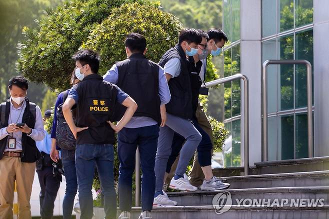 (EPA=연합뉴스) 지난해 6월17일 홍콩 경찰이 국가보안법 위반 혐의로 빈과일보 간부를 체포하는 모습. [연합뉴스 자료사진] 2022.7.26.