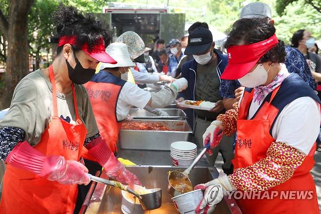 '치솟는 물가…무료 급식도 타격' (대구=연합뉴스) 박세진 기자 = 26일 오전 대구 달서구 두류공원에서 '사랑해 밥차'가 지역 어르신 등을 대상으로 무료 급식 봉사를 하고 있다. 사랑해 밥차 측은 최근 물가 상승과 코로나19 이후 후원 감소 등으로 인해 무료 급식 횟수를 주 5회에서 주 2회로 줄였다. 2022.7.26 psjpsj@yna.co.kr