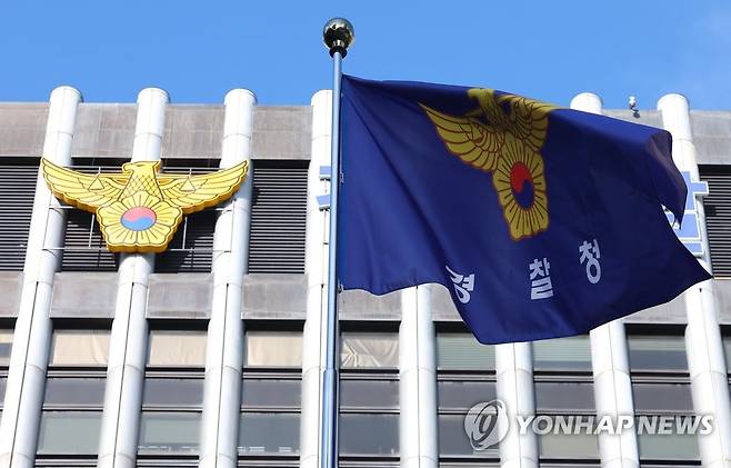 경찰국 신설 반대, 총경 이어 경감·경위 회의 예고 (서울=연합뉴스) 김도훈 기자 = 경찰청이 행안부 경찰국 신설에 반대하며 전국 경찰서장 회의를 주도한 류삼영 울산중부경찰서장(총경)을 대기발령 조치함에 경찰 내부 반발이 확산하고 있는 가운데 오는 30일 경감·경위 등을 대상으로 하는 전국현장팀장회의도 예정돼 파장이 예상된다.
    사진은 25일 오전 서울 서대문구 경찰청 모습. 2022.7.25 superdoo82@yna.co.kr