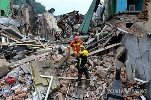 러시아 공대지 미사일에 무너진 오데사의 건물 (오데사 AFP=연합뉴스) 26일(현지시간) 우크라이나 남부 오데사에 러시아가 공대지 미사일을 발사해 건물 다수가 무너지고 1명이 다쳤다. 2022.7.26. photo@yna.co.kr