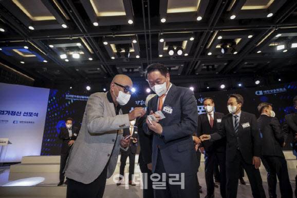 김봉진 우아한형제들 창업자가 지난 5월 서울 중구 대한상공회의소에서 열린 신기업가정신 선포식을 마친 뒤 최태원 대한상공회의소 회장과 명함을 교환하고 있다.(사진=방인권 기자)