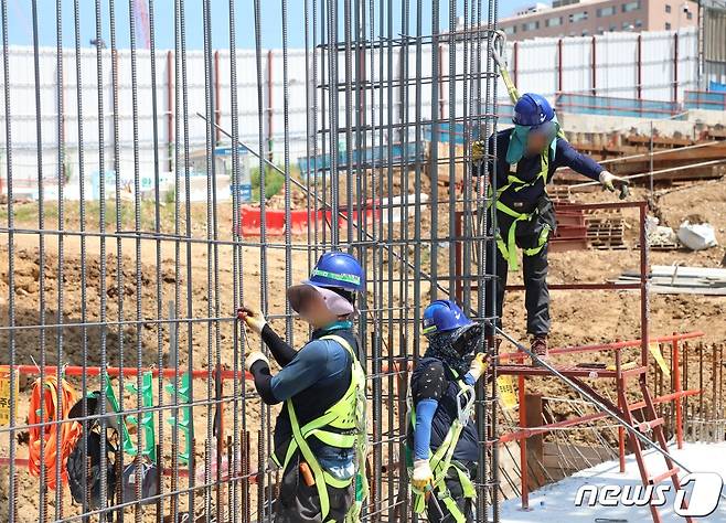 체감온도 31도에 이른 26일 부산 부산진구 한 공사장에서 노동자들이 일하고 있다.2022.7.26/© 뉴스1 노경민 기자