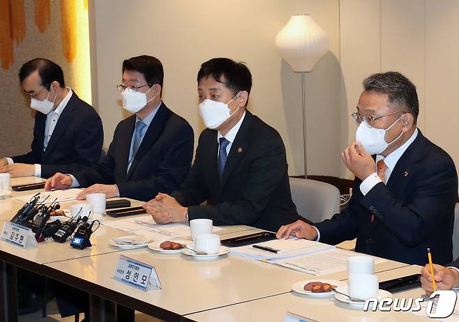 김주현 금융위원장이 27일 서울 중구 은행회관에서 열린 '금융위원장-금융업권협회장 간담회'에서 모두발언을 하고 있다. 2022.7.27/뉴스1 © News1 이성철 기자