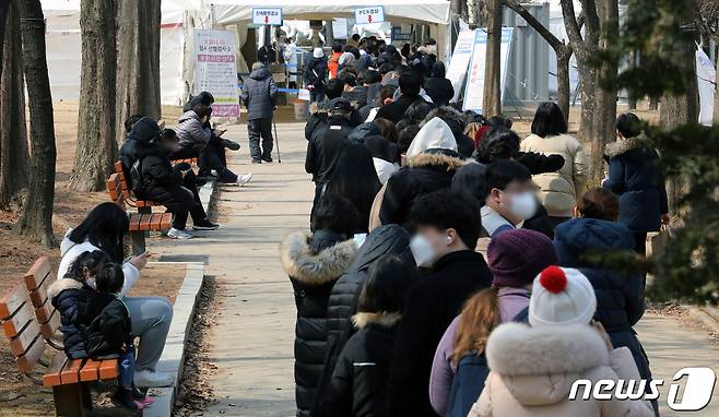 지난 3월7일 인천시민들이 부평구 신트리공원에 설치된 임시선별검사소에서 신종 코로나바이러스 감염증(코로나19)검체 검사를 기다리고 있다.2022.3.7/뉴스1 © News1 정진욱 기자