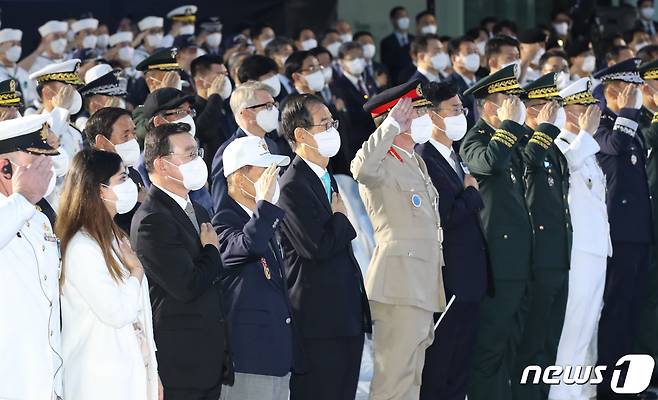 한덕수 국무총리가 27일 서울 중구 동대문디자인플라자에서 열린 '6·25전쟁 유엔군 참전의 날' 기념식에서 국기에 경례를 하고 있다. 2022.7.27/뉴스1 © News1 송원영 기자