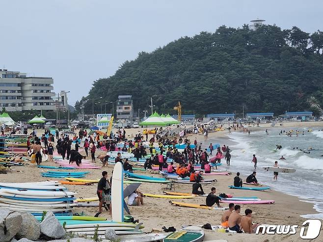 초복이자 주말인 지난 16일 '서핑성지'로 유명한 양양 인구해변이 서핑을 즐기는 서퍼들로 가득하다.2022.7.16 © 뉴스1 윤왕근 기자