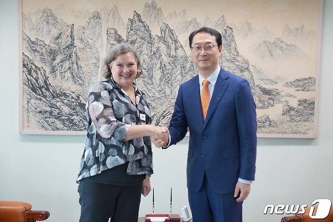 빅토리아 뉼런드 미국 국무부 정무담당 차관(왼쪽)과 김건 외교부 한반도평화교섭본부장. (외교부 제공) © 뉴스1