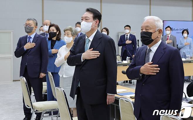 윤석열 대통령이 27일 용산 대통령실 청사에서 열린 국민통합위원회 출범식에서 김한길 위원장 등 참석자들과 국기에 대한 경례를 하고 있다. (대통령실사진기자단) 2022.7.27/뉴스1 © News1 안은나 기자