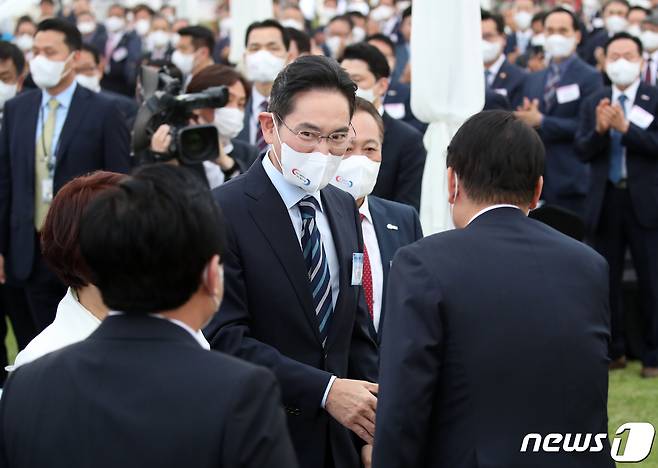 윤석열 대통령과 이재용 삼성전자 부회장이 25일 용산 대통령실 청사 앞 잔디마당에서 열린 2022 대한민국 중소기업인대회에서 악수를 나누고 있다. (대통령실사진기자단) 2022.5.25/뉴스1 © News1 오대일 기자