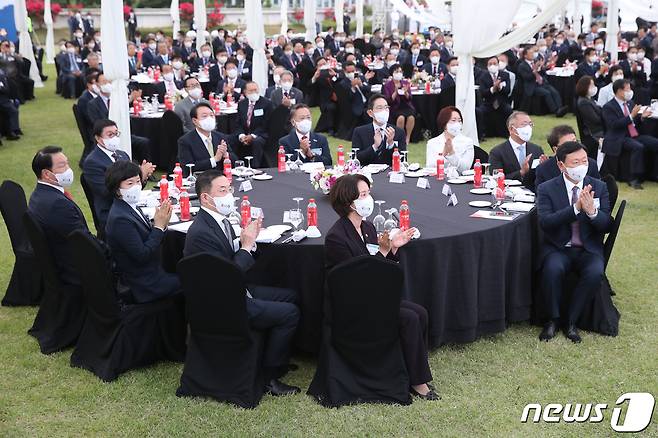 윤석열 대통령이 25일 용산 대통령실 청사 앞 잔디마당에서 열린 2022 대한민국 중소기업인대회에서 5대 그룹 총수 등 참석자들과 박수를 치고 있다. 앞 테이블 왼쪽 세번째부터 시계방향으로 윤 대통령, 김동우 신우콘크리트산업 대표, 이재용 삼성전자 부회장, 이정한 여성경제인협회장, 정의선 현대차그룹 회장, 강삼권 벤처기업협회장, 신동빈 롯데그룹 회장, 이영 중소벤처기업부 장관, 구광모 LG그룹 회장, 오세희 소상공인연합회장, 최태원 SK그룹 회장, 주보원 삼흥열처리 대표. (대통령실사진기자단) 2022.5.25/뉴스1 © News1 오대일 기자