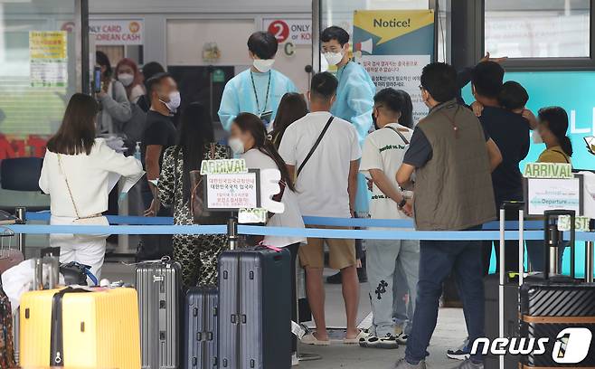 27일 인천국제공항 1터미널 신종 코로나바이러스 감염증(코로나19) 검사센터에서 해외 입국자들이 검사를 받기 위해 기다리고 있다. 질병관리청 중앙방역대책본부(방대본)는 이날 0시 기준 코로나19 신규 확진자가 10만285명으로 집계됐다고 밝혔다. 코로나19 신규 확진자가 98일 만에 다시 10만 명대로 올라섰다. 휴가철이라는 상황이 반영된 듯 해외유입이 사상 최고인 532명으로 급증했고, 위중증 환자 역시 177명으로 56일 만에 가장 많은 규모로 늘었다. 2022.7.27/뉴스1 © News1 임세영 기자