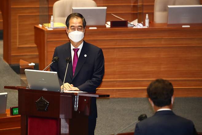 한덕수 국무총리가 26일 오후 서울 여의도 국회 본회의장에서 열린 경제 분야 대정부질문에서 신동근 더불어민주당 의원의 질의에 답변하고 있다. /국회사진기자단