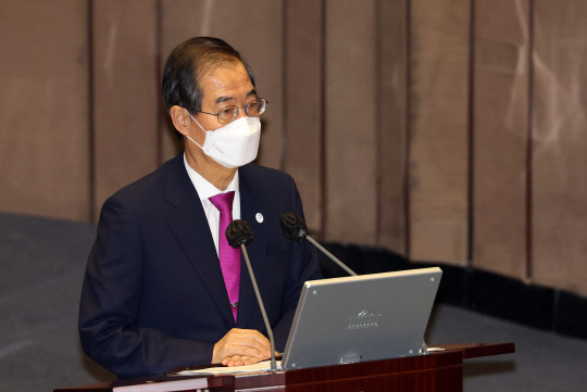 한덕수 국무총리가 26일 오후 서울 여의도 국회 본회의장에서 열린 경제 분야 대정부질문에서 의원들의 질문에 답하고 있다. 사진=연합뉴스