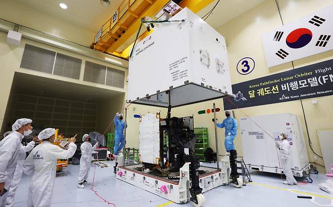 지난 5일 대전 한국항공우주연구원에서 달 궤도선 다누리가 발사장 이동을 위해 특수컨테이너에 실리는 모습. 사진=한국항공우주연구원