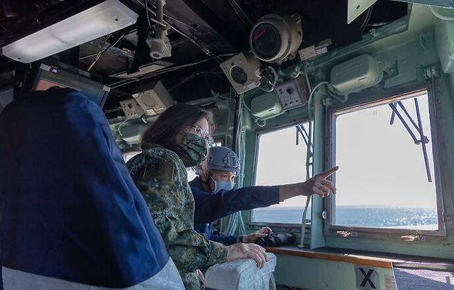 26일 차이잉원 대만 총통이 이란현 앞바다의 구축함에 승선해 대만 최대 군사훈련인 한광훈련을 지켜보고 있다. 이란/EPA 연합뉴스