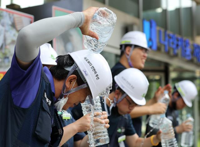 전국건설노동조합 건설노조 조합원들이 26일 서울 중구 국가인권위원회 앞에서 열린 건설현장, 화장실이 없거나 나쁘거나 건설노조 편의시설 개선 촉구 기자회견에서 물을 뿌리는 퍼포먼스를 하고 있다. 뉴스1