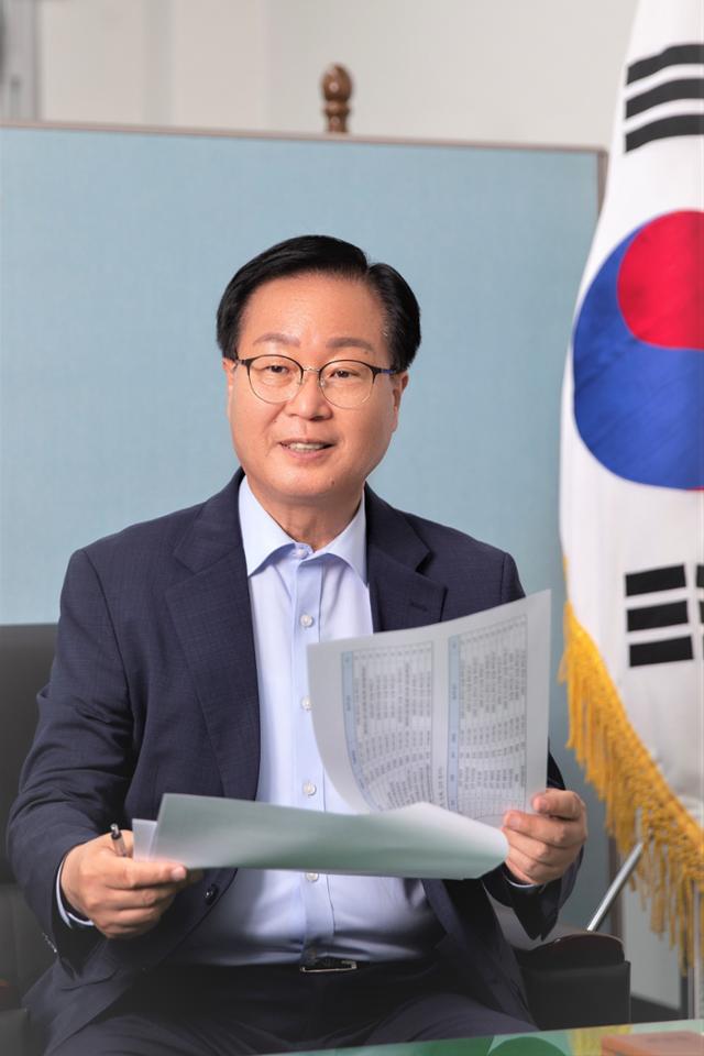 유희태 완주군수가 26일 한국일보와 가진 인터뷰에서 자신의 취임 1호 결재 사항인 '만경강 기적 프로젝트'에 대해 설명하고 있다. 완주군 제공