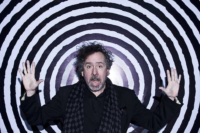 선글라스를 벗은 팀 버튼에게 괴물의 모습을 보여달라며 장난스럽게 요청하자마자 그가 괴물인듯 포즈를 취했다.