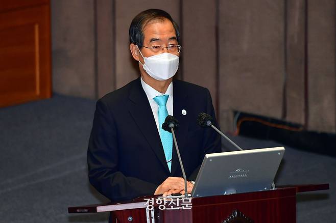 한덕수 국무총리가 27일 서울 여의도 국회 본회의장에서 열린 교육·사회·문화 분야 대정부질문에서 의원 질의에 답변을 하고 있다./국회사진기자단