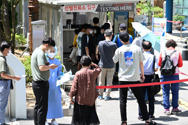 26일 부산 해운대구보건소에 마련된 선별진료소를 찾은 시민들이 코로나19 검사를 받고 있다. 여주연 기자 yeon@kookje.co.kr