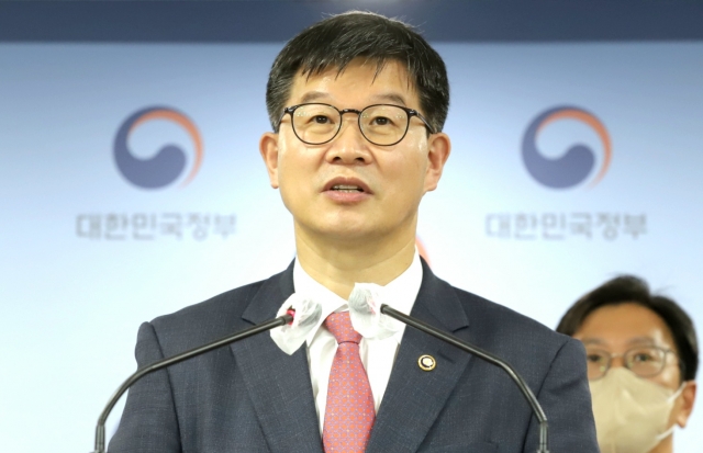 이기일 보건복지부 2차관이 27일 정부서울청사에서 열린 브리핑에서 바이오헬스 산업 활성화 방안을 발표하고 있다. 복지부 제공