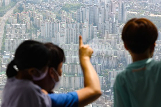 시민들이 남산에서 서울시내 아파트 단지의 모습을 구경하고 있다. [사진 출처 = 연합뉴스]