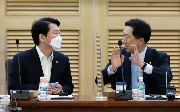 안철수(왼쪽), 김기현 국민의힘 의원이 13일 오전 서울 여의도 국회 의원회관에서 열린 혁신 24 새로운 미래 두 번째 모임인 ‘경제위기 인본 혁신생태계로 극복하자!’에 참석해 대화하고 있다. 2022.7.13/뉴스1