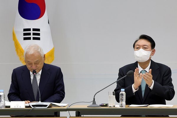 윤석열 대통령이 27일 "국민통합은 국정을 수행하는 데 가장 중요한 원동력이고 우리가 직면하고 있는 복합위기를 극복하는 데 있어 매우 중요하다"며 국민통합위원들을 격려했다. 사진은 이날 서울 용산 대통령실 청사에서 열린 국민통합위원회 출범식에서 김한길 국민통합위원장(왼쪽)의 비전 소개에 손뼉 치고 있는 윤 대통령. /사진=뉴스1(대통령실사진기자단 제공)