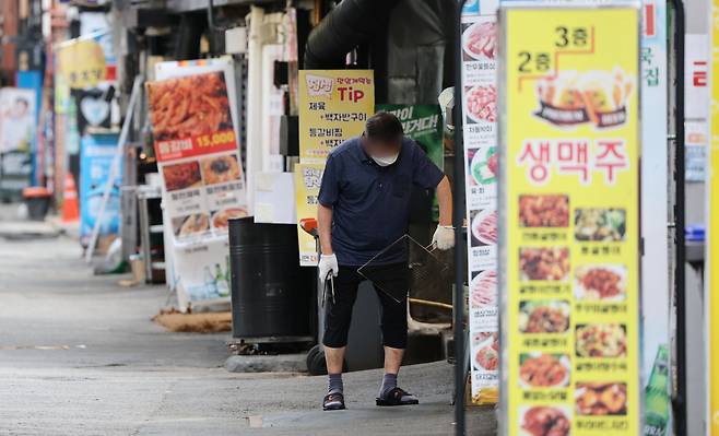 지난 17일 오후 서울 시내의 음식점에서 직원이 영업을 준비하고 있다. [연합]