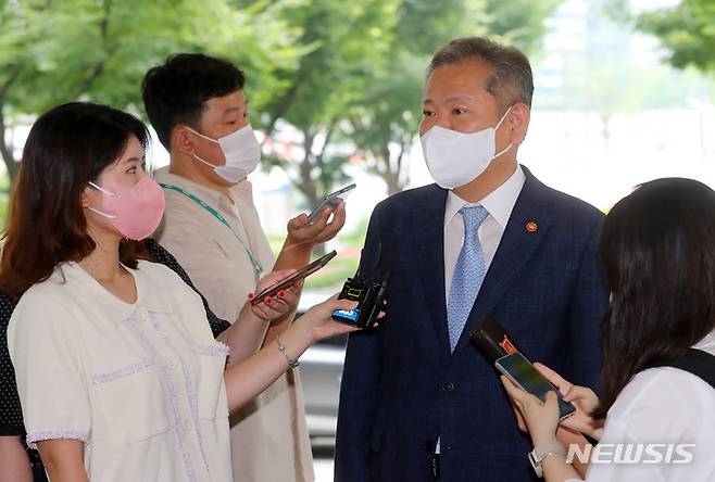 [서울=뉴시스] 배훈식 기자 = 이상민 행정안전부 장관이 27일 오전 서울 종로구 정부서울청사로 출근하며 취재진의 질문에 답하고 있다. 2022.07.27. dahora83@newsis.com