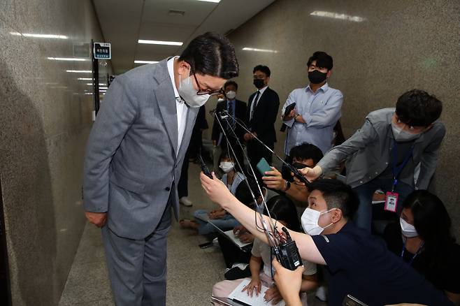 권성동 국민의힘 대표 직무대행 겸 원내대표가 7월27일 국회로 출근하며 윤석열 대통령과의 문자내용 공개와 관련해 입장을 밝힌 뒤 고개 숙여 사과하고 있다. ⓒ 연합뉴스